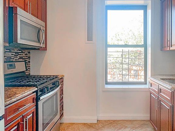 4th image of 330 Lewis Ave #2B