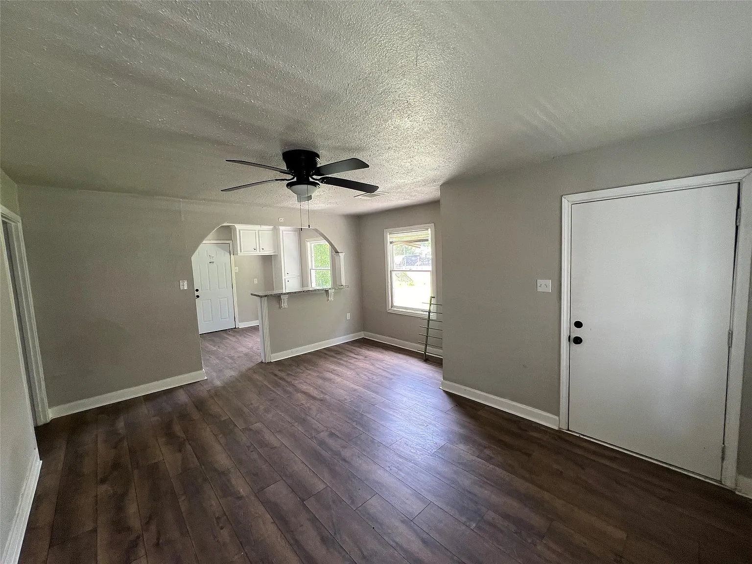 3 bed, 1.0 bath, 1058 sqft, $1,800 — Photo 2