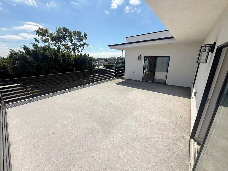 1505 1/4 W 208th St #4 — Photo 10