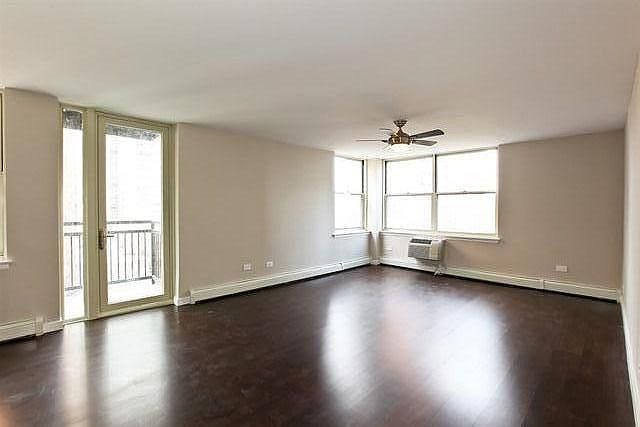 Living room (no furniture)