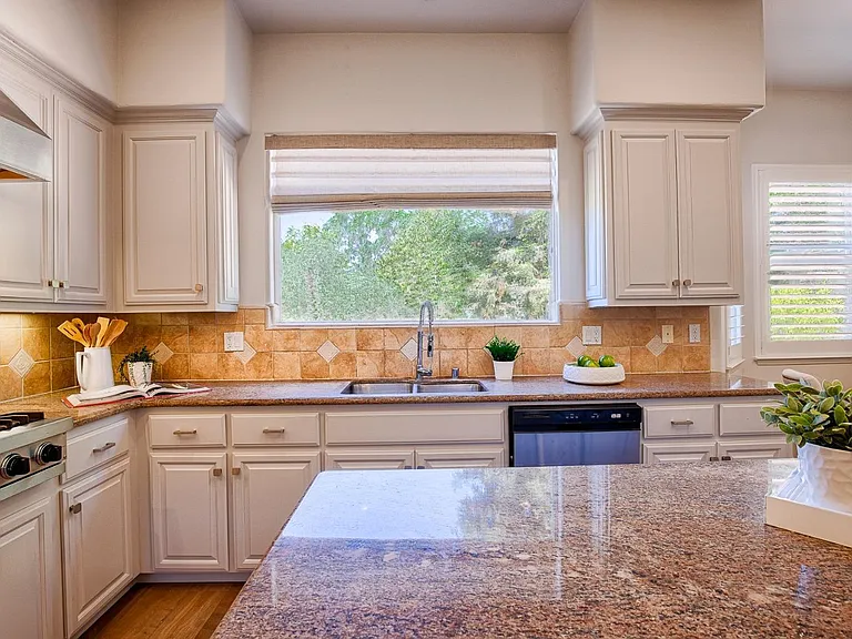 704 Hunt Ave — Photo 18