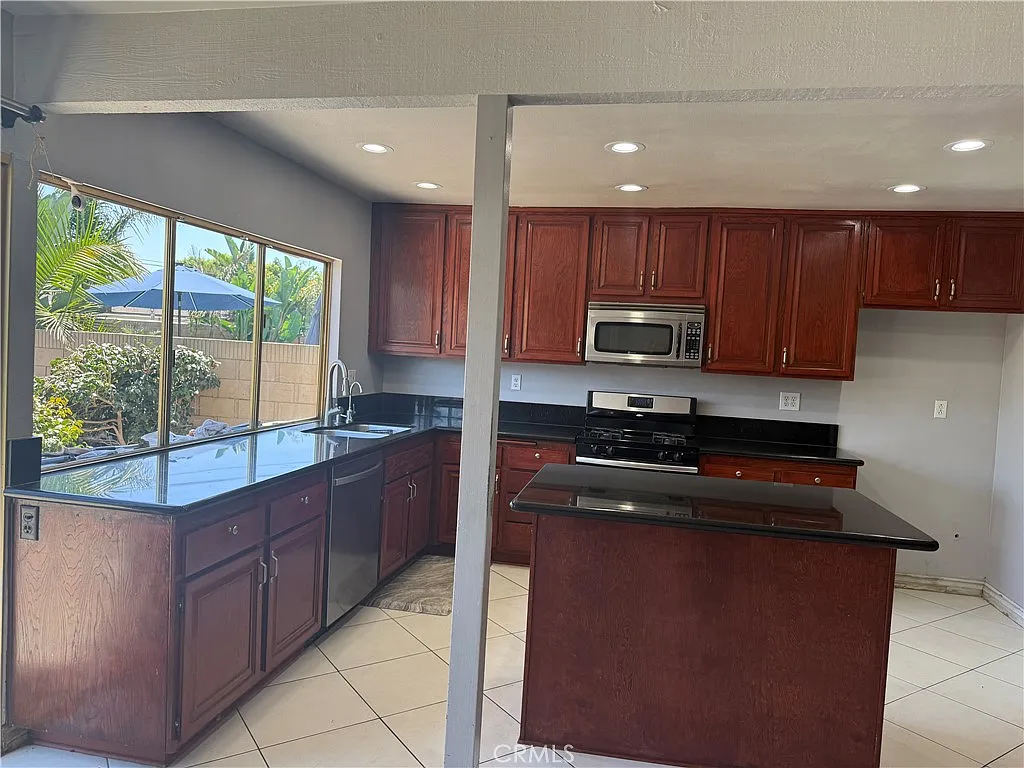 5 bed, 3407 sqft, $6,000 — Photo 3