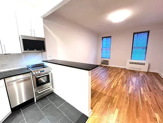 Rented by Salon Realty Corp | media 6