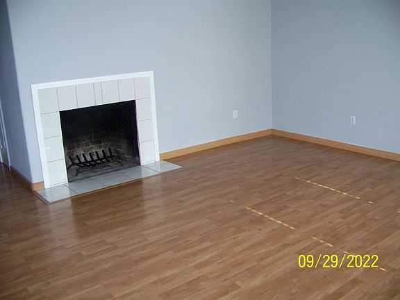 3rd image of 988 Lawrence Ln