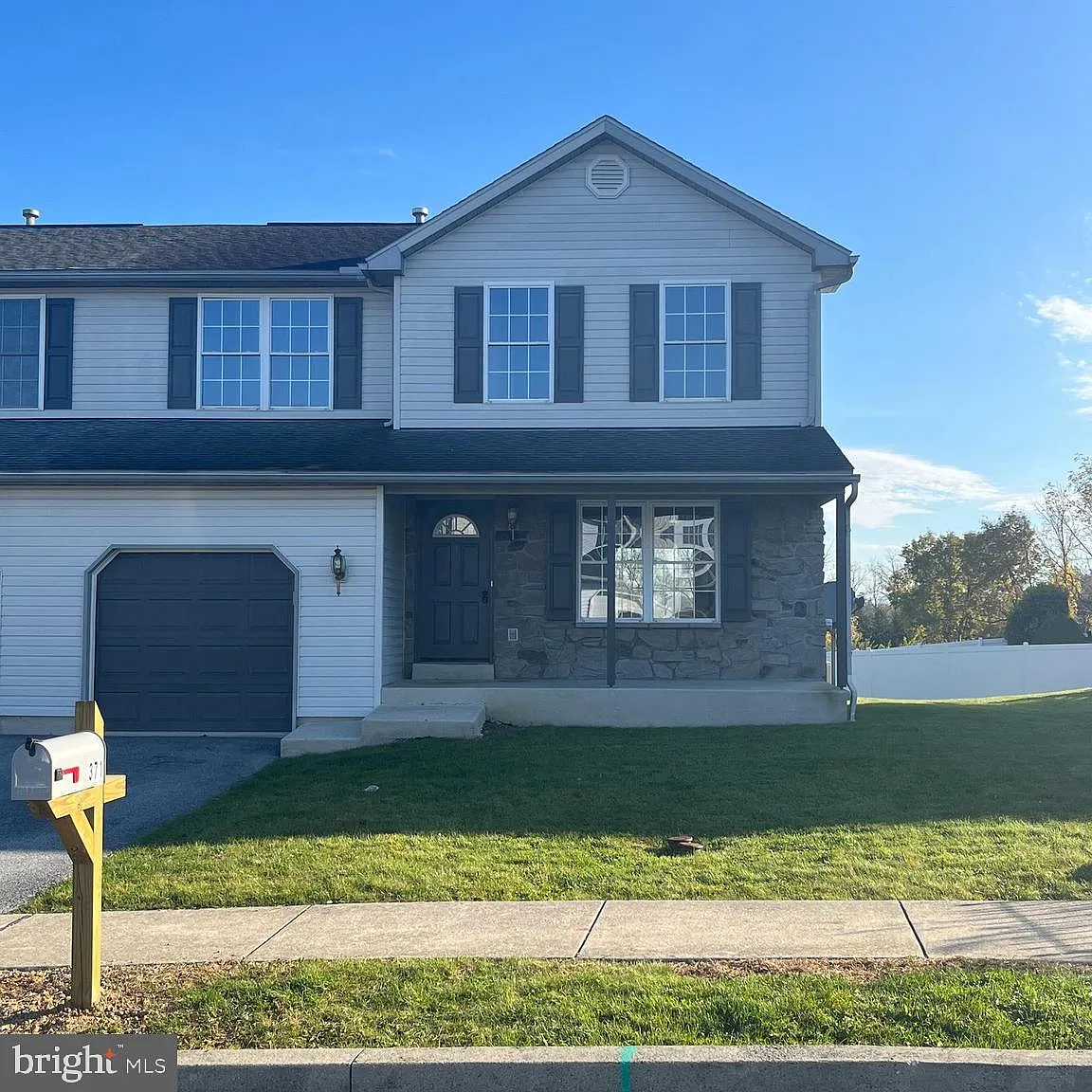 371 Oneida Dr photo 1