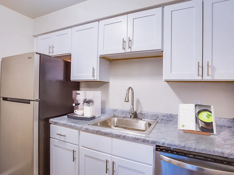 Hines Park Apartments — Photo 7