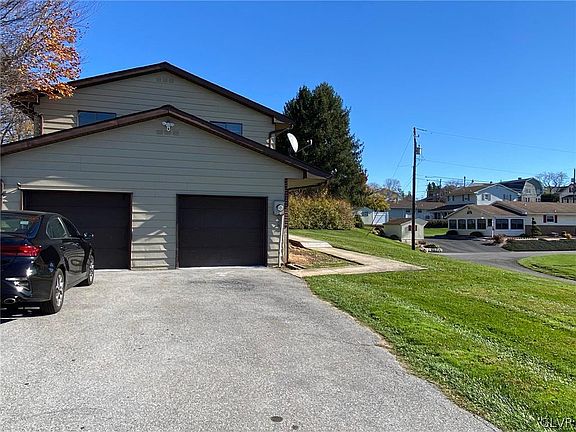 3rd image of 599 Linden Cir