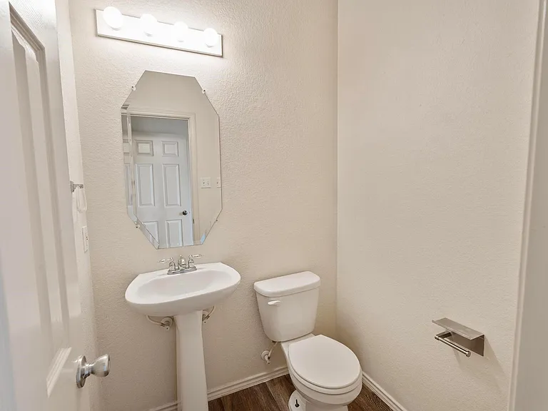 570 Hogan — Photo 14