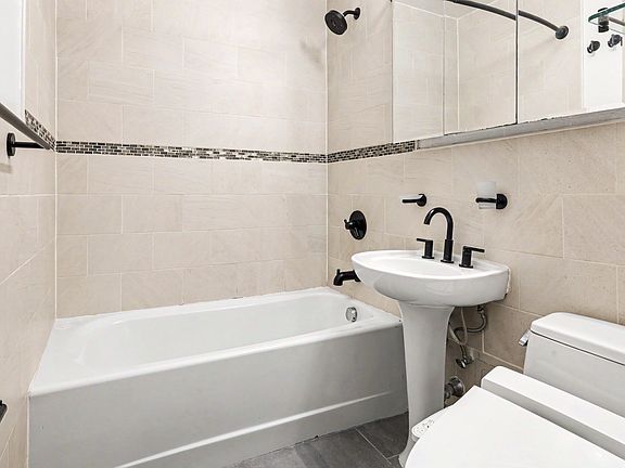 5th image of 418 1/2 E 9th St APT 2B
