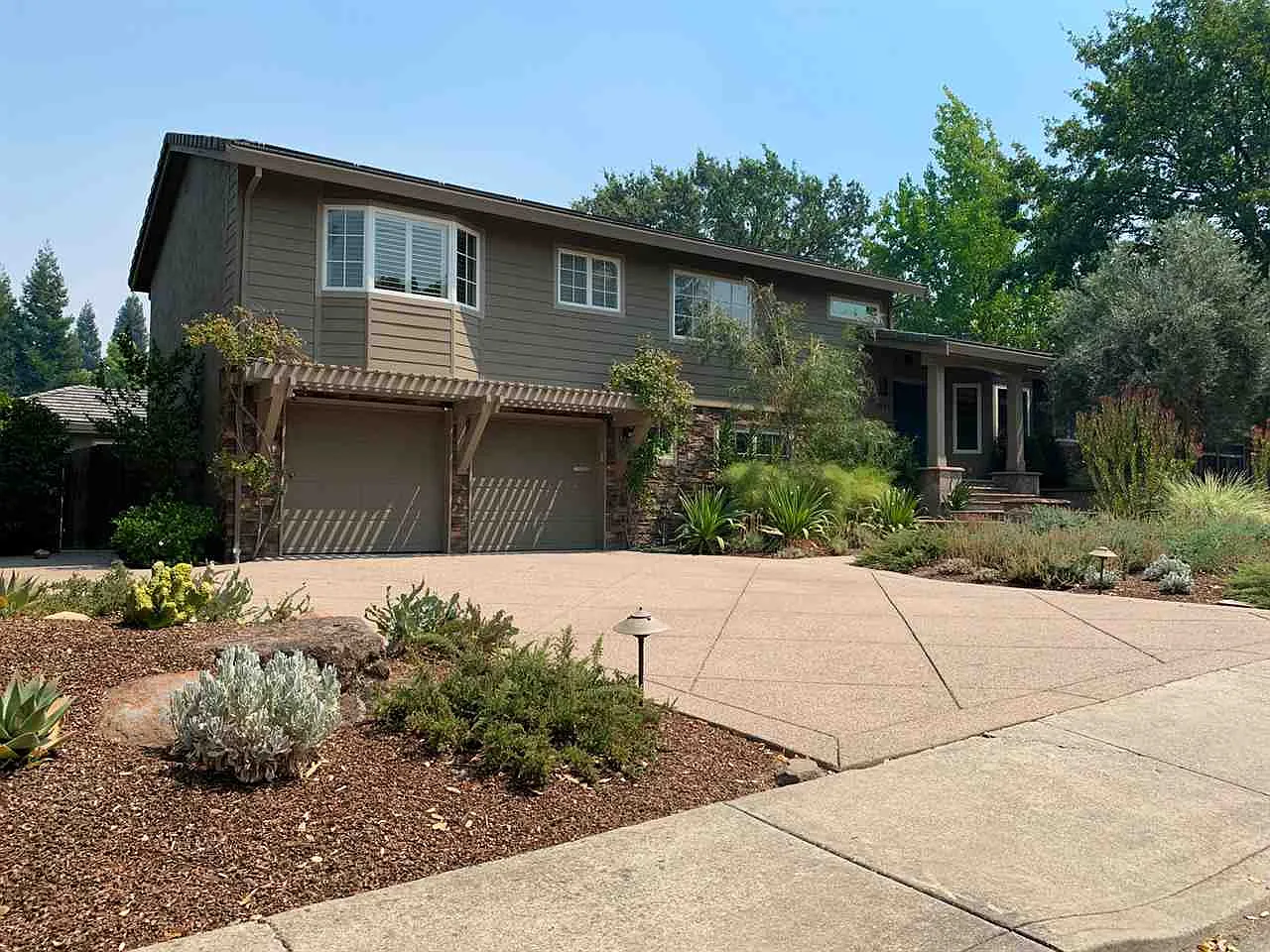 1096 Snyder Ln photo 1