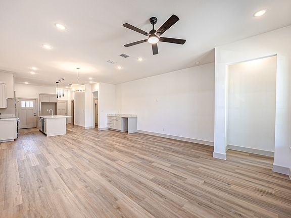 4th image of 2613 Walker St