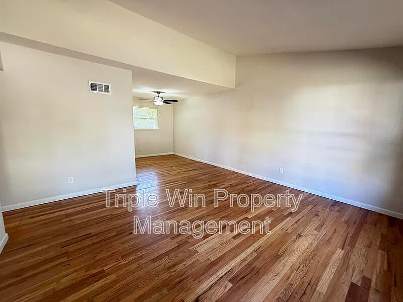 3 bed, 1.0 bath, 1008 sqft, $1,830 — Photo 4