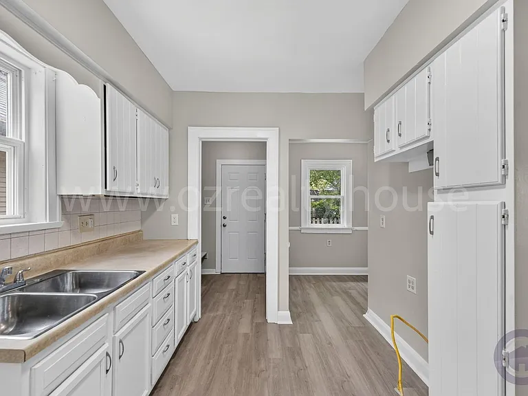 2034 Berkshire Pl — Photo 9