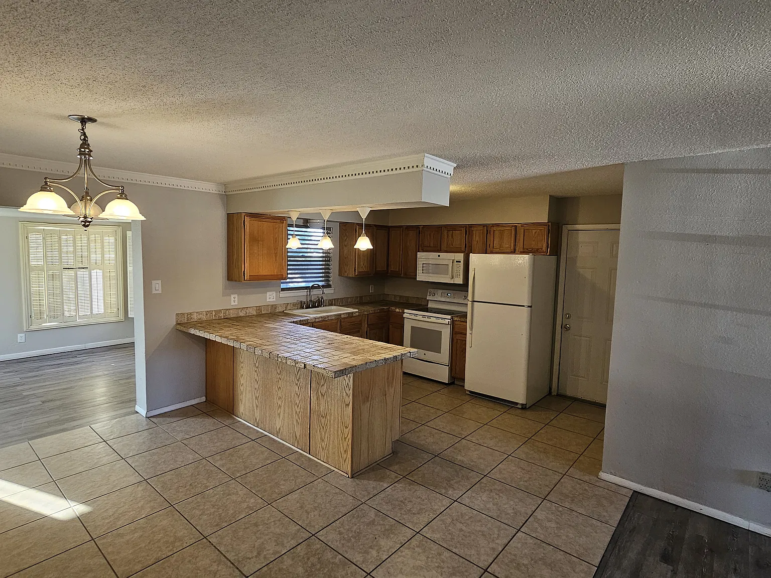 3 bed, 1672 sqft, $1,850 — Photo 2
