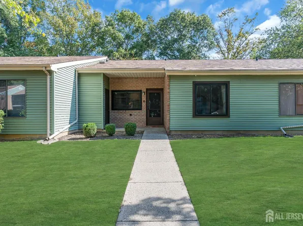 222 Medford Ct Unit D, Manalapan, NJ 07726