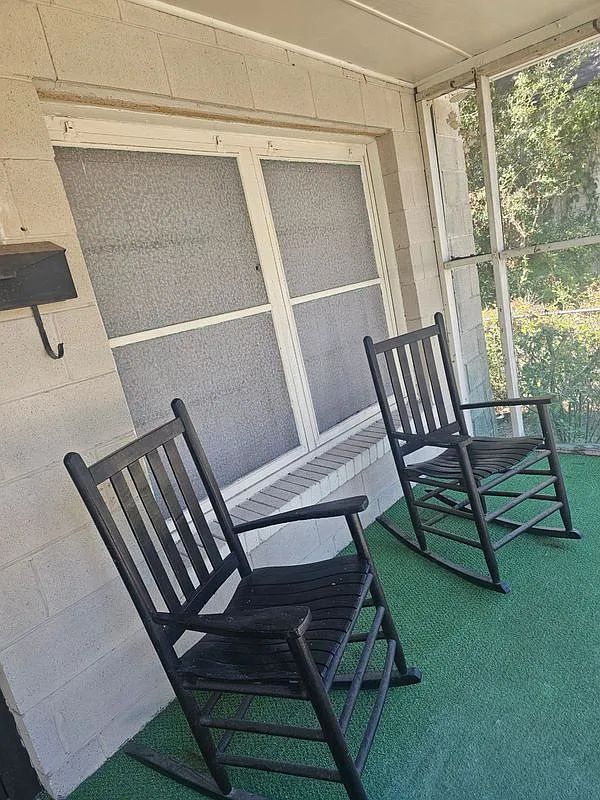 3 bed, 1.0 bath, 1000 sqft, $1,300 — Photo 3
