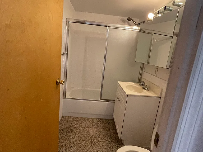 407 W 51st St #A — Photo 8