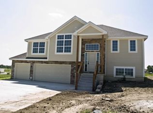 3013 158th St, Basehor, KS 66007