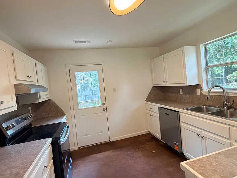 1021 Spangle St — Photo 6