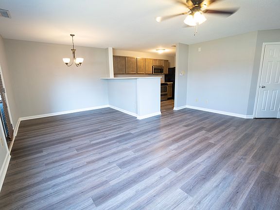 5th image of 4494 Connaught Dr W