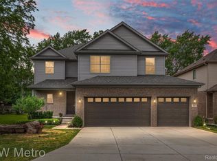 85 Hickory Dr, Troy, MI 48083