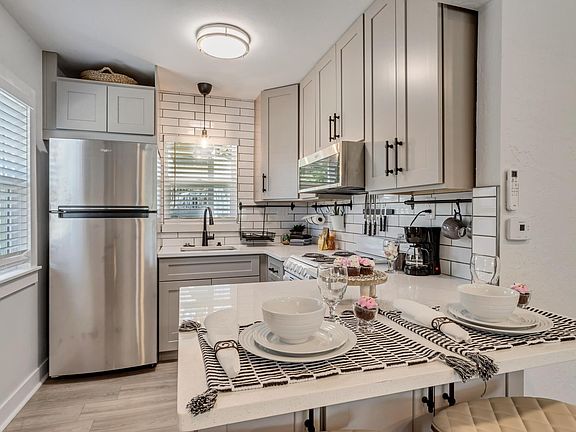 3rd image of 1702 E Woodside Dr APT 3