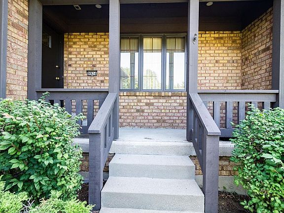 3rd image of 9974 Pebbleknoll Dr