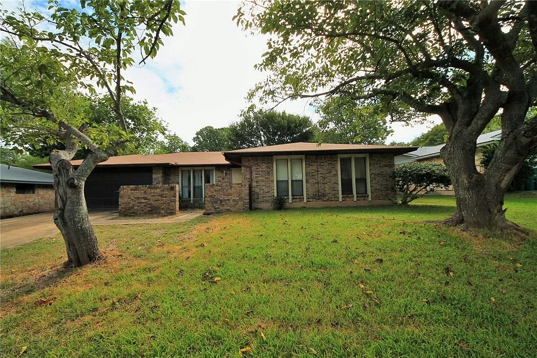 4 bed, 2.0 bath, 1942 sqft, $2,695 — Photo 1