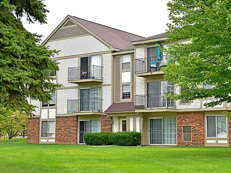 Elegant Exterior View at Bristol Square and Golden Gate Apartments, Wixom, 48393