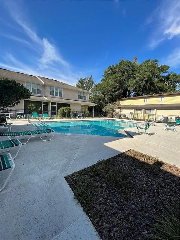 2 bed, 2.0 bath, 975 sqft, $1,300 — Photo 2