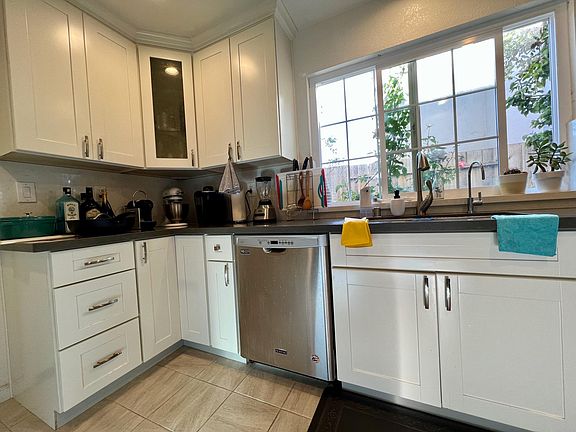 5th image of 4824 Scotia St