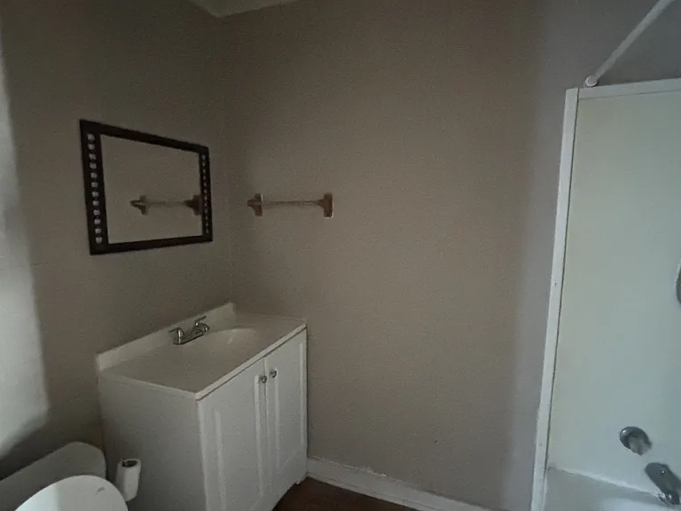 210 W Spring St — Photo 10