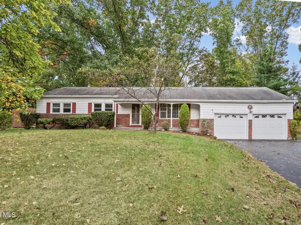 6 Holly Court, Ballston Lake, NY 12019