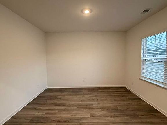 5th image of 105 Elijah St