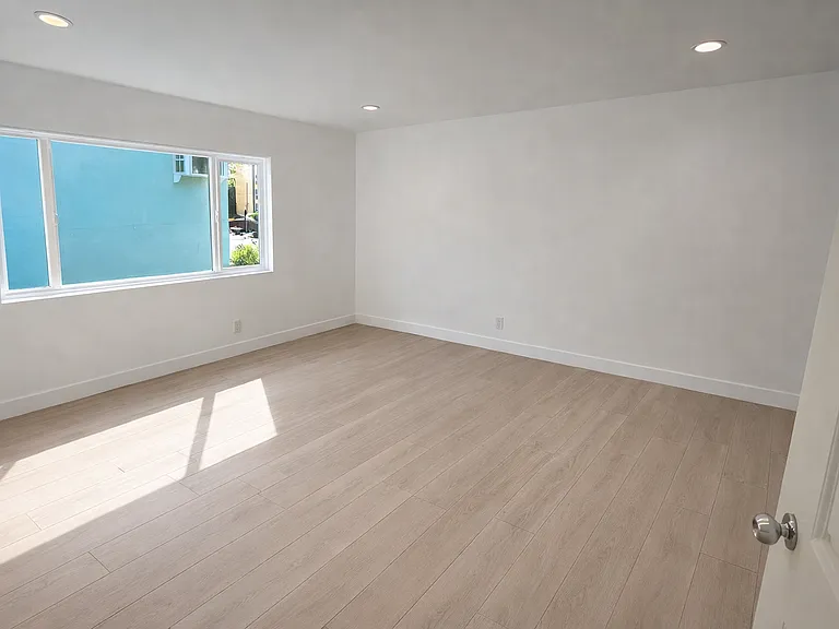 324 S Kenmore Ave — Photo 11