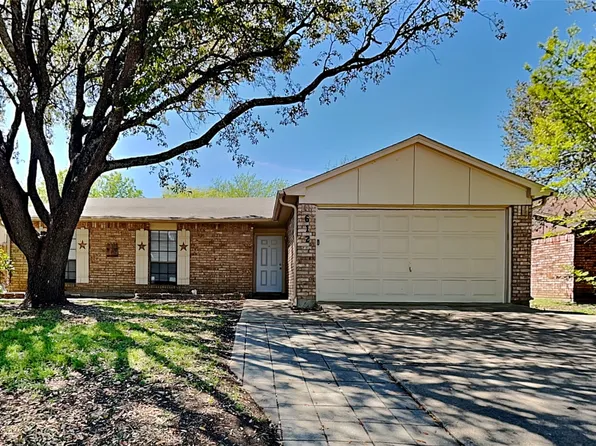 612 Live Oak Dr, Mansfield, TX 76063
