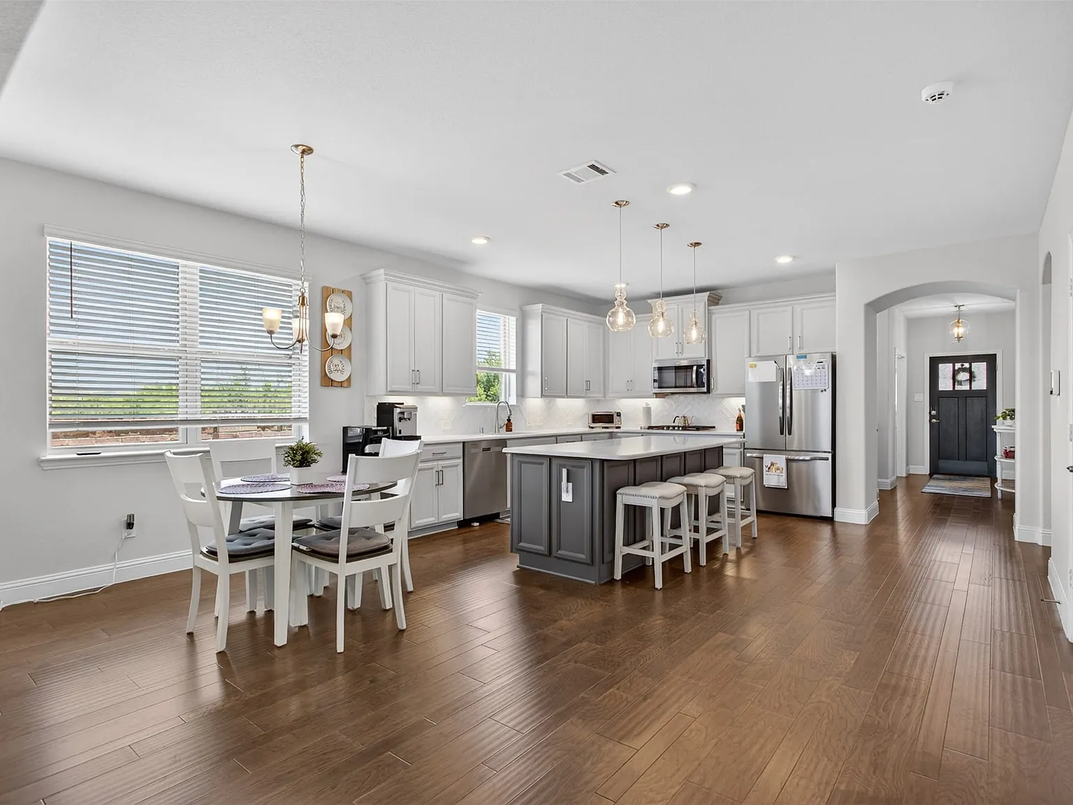 4 bed, 3.0 bath, 2861 sqft, $3,250 — Photo 4