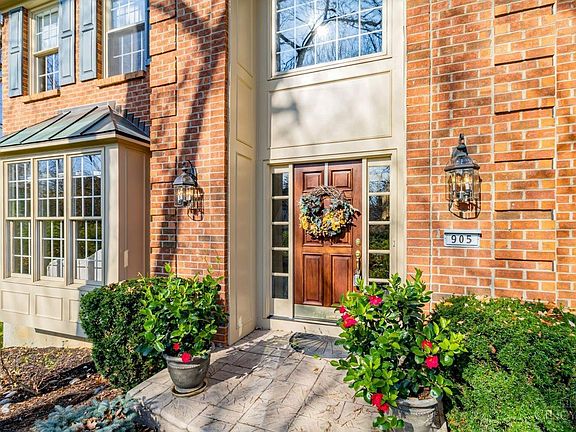 3rd image of 905 Forestview Ct