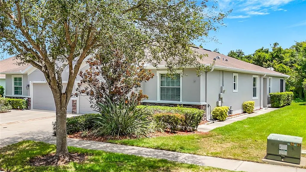 3 bed, 2.0 bath, 1548 sqft, $2,200 — Photo 3