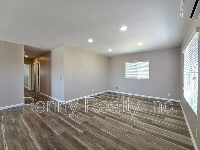 3 bed, 2.0 bath, 1400 sqft, $3,495 — Photo 3