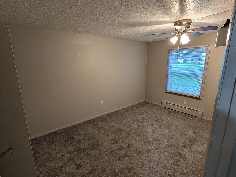 307 N Prairieview Rd — Photo 6