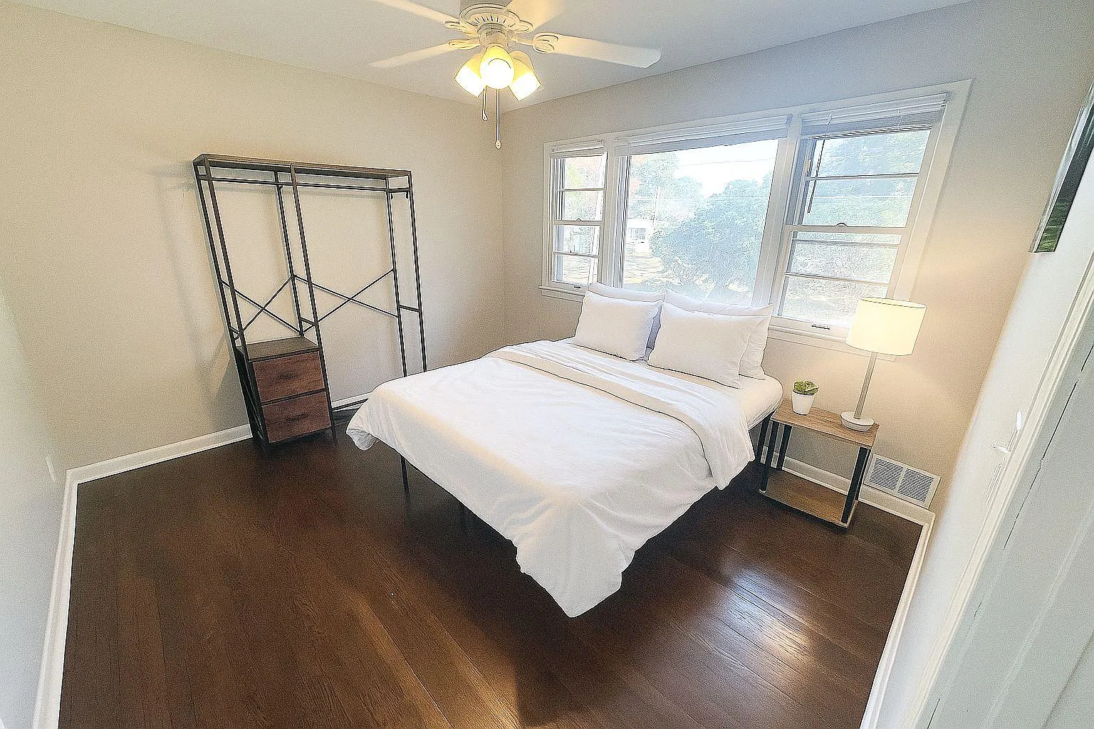 4 bed, 3.0 bath, 1900 sqft, $589 — Photo 1