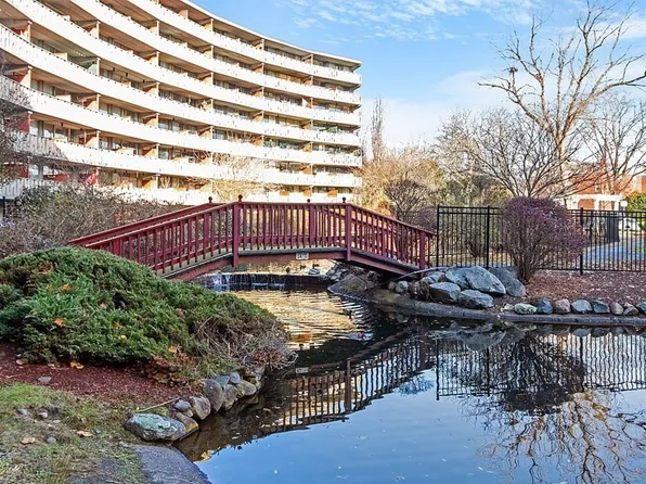 200 Swanton St APT 702, Winchester, MA 01890