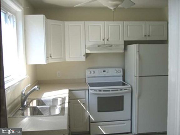 3rd image of 10 Lloyd Ave APT 1S