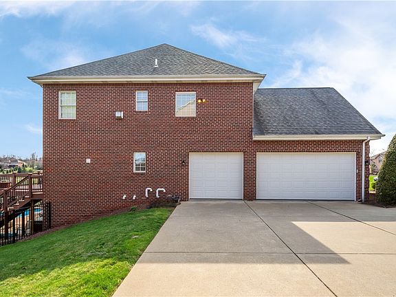 3rd image of 208 Farmington Dr
