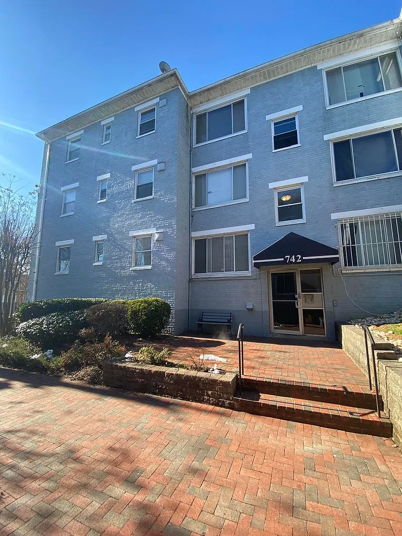 Cozy 2 BR/1 BA Apartment in Congress Heights! — Photo 1