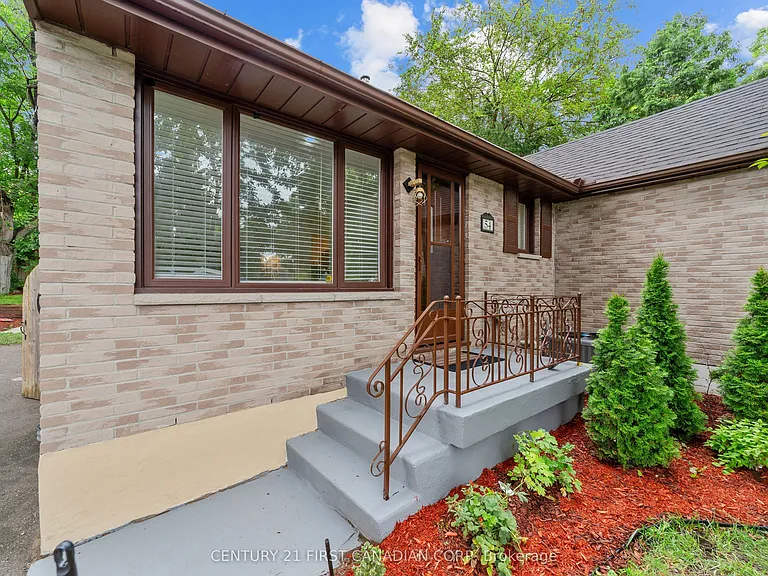 54 Manitoulin Dr — Photo 2