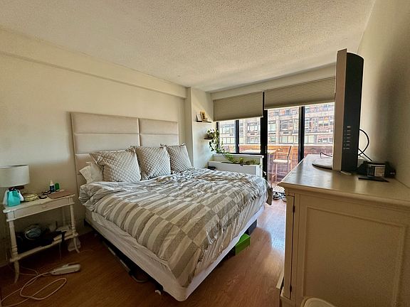 5th image of 233 E 86th St APT 16B