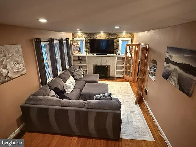 3 bed, 1.5 bath, 1344 sqft, $2,850 — Photo 3
