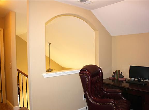 4th image of 506 Albion Cir